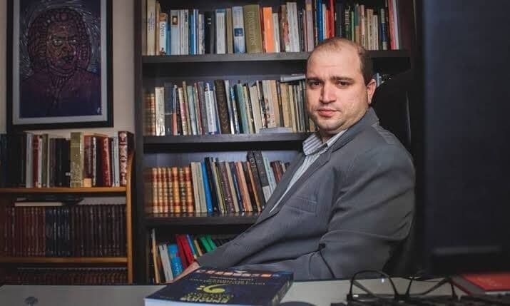 Regina Duarte quer demitir presidente da Funarte que ligou rock a satanismo