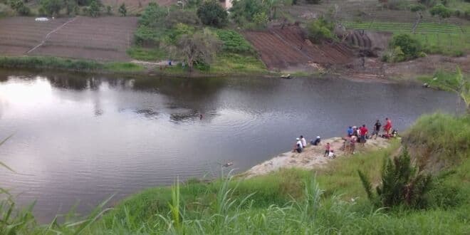 Homem encontra corpo de irmão desaparecido boiando em açude da Paraíba