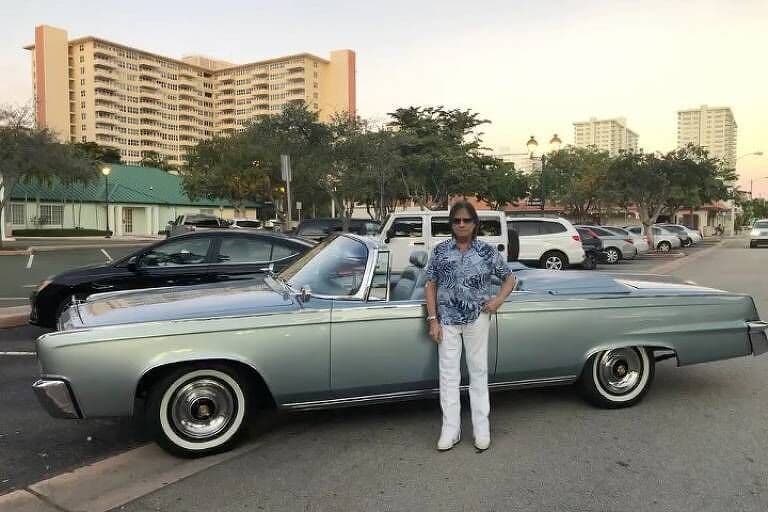 Roberto Carlos exibe foto com Chrysler conversível que pode valer mais de R$ 200 mil