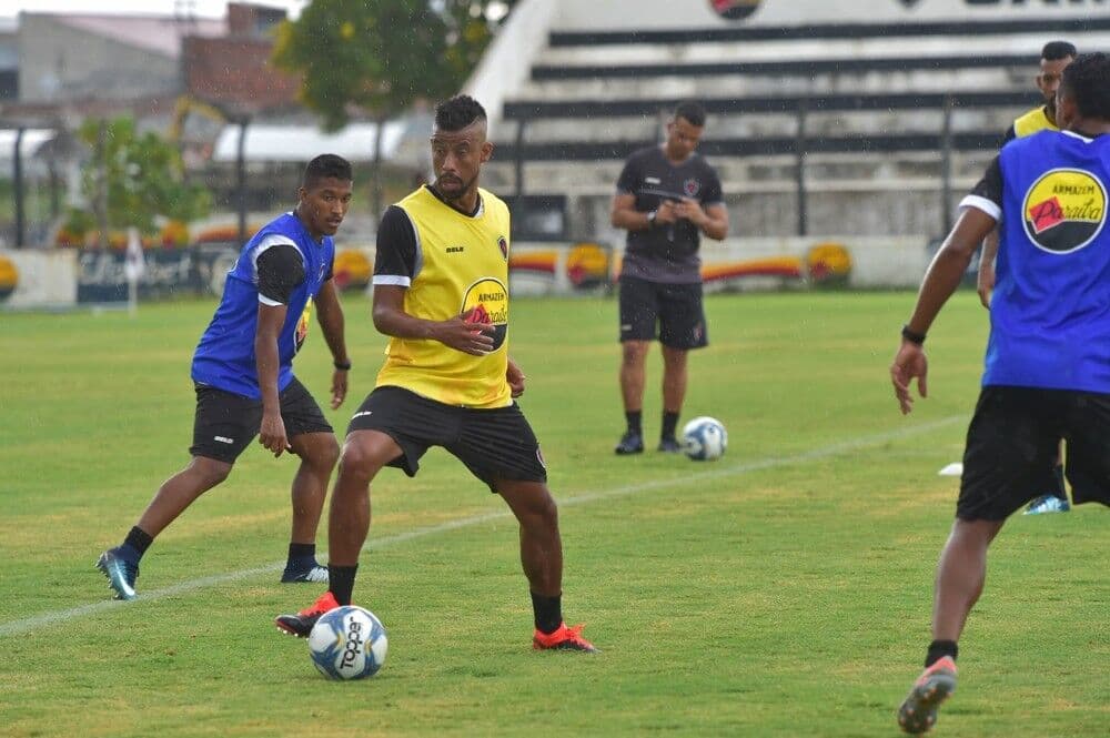 Diretoria do Botafogo-PB negocia contratação de Léo Moura, ex-jogador do Flamengo e Grêmio