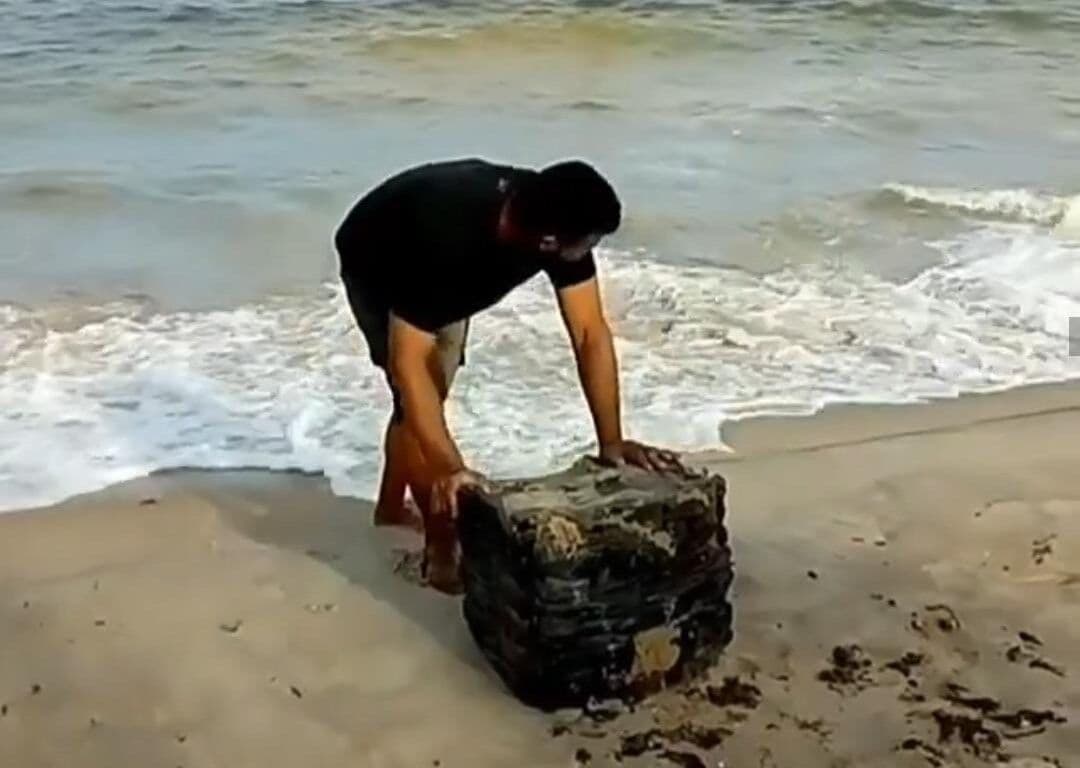 Caixas misteriosas voltam a aparecer no litoral de João Pessoa