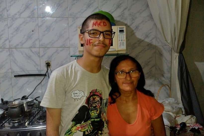 Filho de empregada doméstica de Sousa é aprovado em medicina e precisa de ajuda para estudar na UFPB