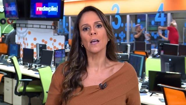Funcionários da Globo fazem guerra de álcool em gel durante jornal ao vivo