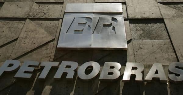 Petrobras reduz em 3,34% preço médio da gasolina nas refinarias