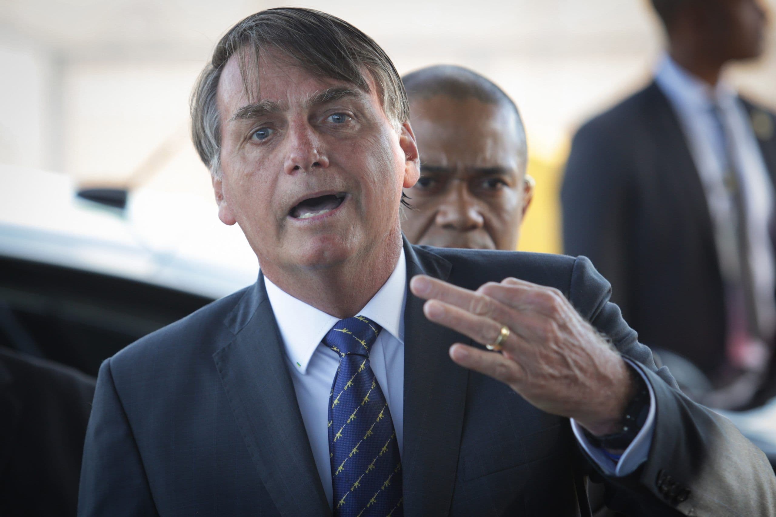 Bolsonaro se queixa da imprensa e faz gesto de banana para jornalistas