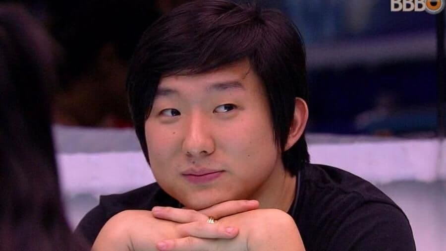 Pyong exagera na bebida e tem comportamento em festa criticado na internet