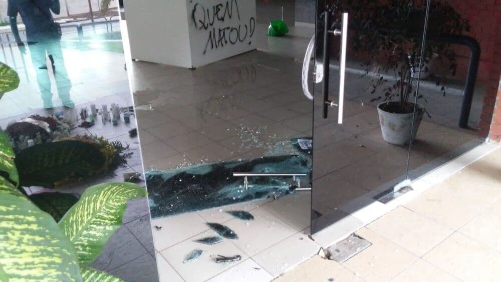 Reitoria da UFPB é depredada, tem bebedouros danificados e paredes pichadas