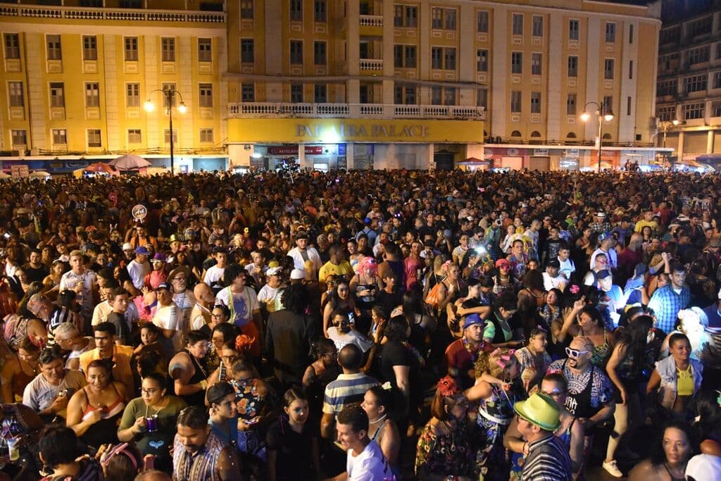 Cafuçu encerra as prévias carnavalescas da Capital arrastando milhares de foliões no Centro
