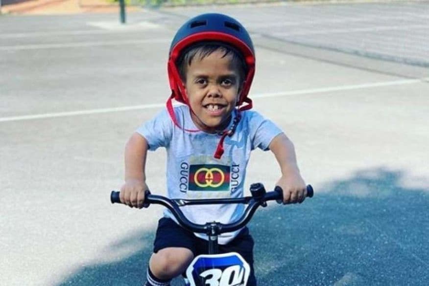 Menino que comoveu o mundo com vídeo sobre bullying entra em campo com time de rugby