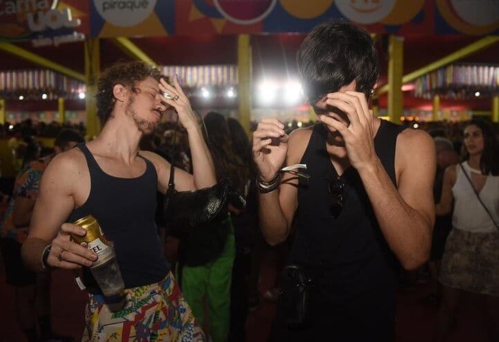 Filho de Marília Gabriela aparece com namorado em camarote no Sambódromo do Anhembi