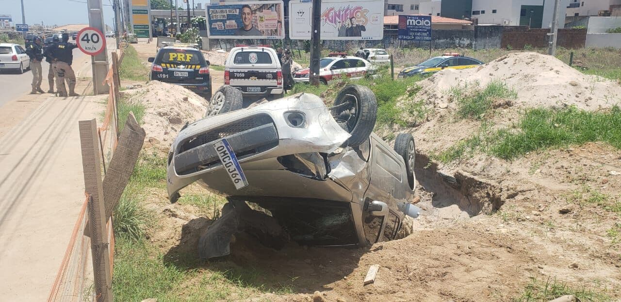 Motorista perde controle, capota veículo e ao tentar fugir é detido com dois quilos de cocaína