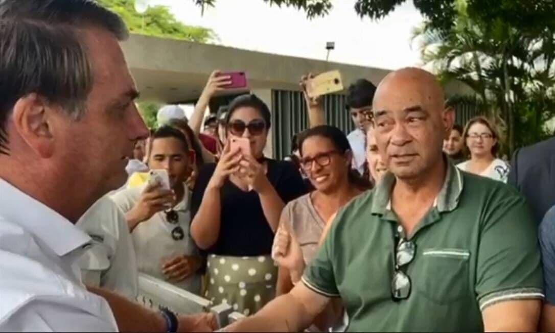 Bolsonaro encontra ex-soldado do regime militar e critica pedidos de anistia: 'Cascata para indenização'