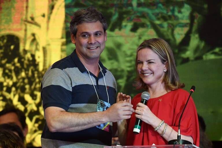 Gleisi Hoffmann e Lindbergh Farias estão namorando, diz colunista