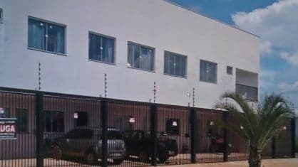 Após ser deixado sozinho em apartamento, menino de 4 anos cai de janela de 2º andar
