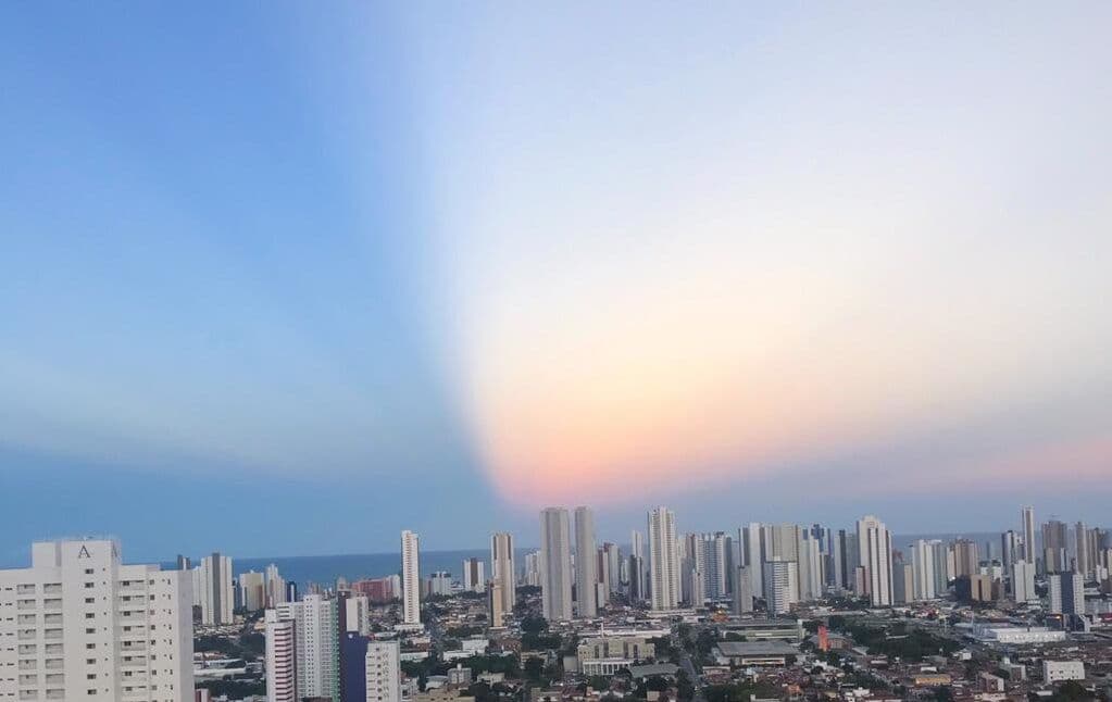 Raios anticrepusculares chamam a atenção da população em João Pessoa