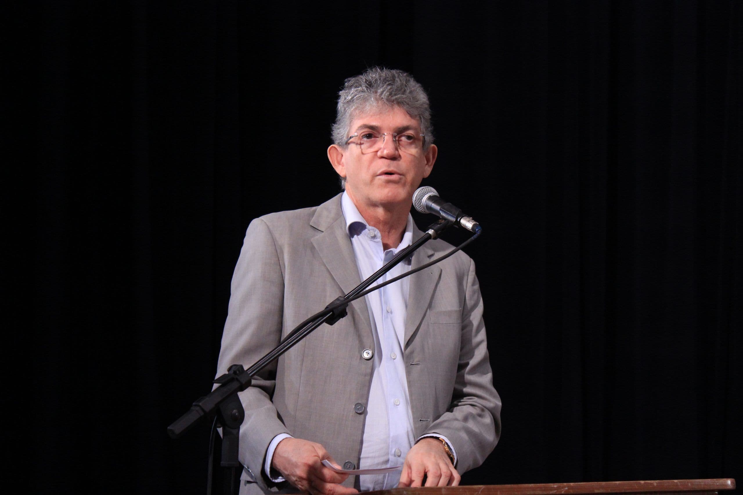 Polícia Federal prende Ricardo Coutinho após desembarque em Natal