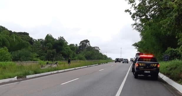 PRF prende motorista embriagado que transitava na contramão na BR-101 e provocou capotamento de outro carro