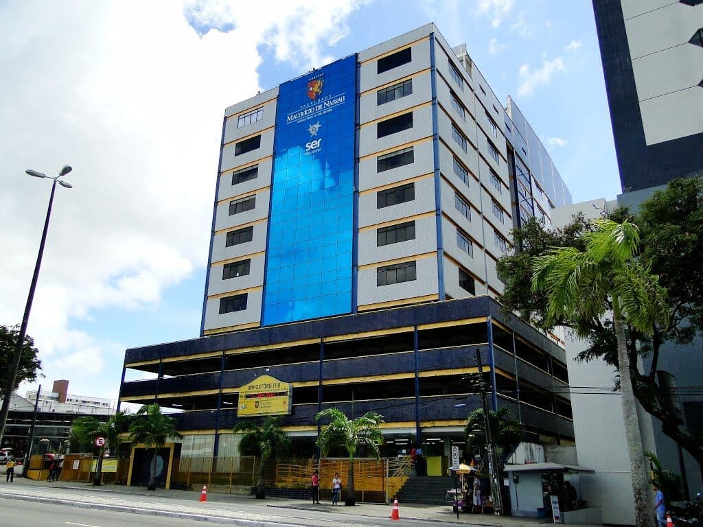 Jovem morre ao cair de décimo andar de universidade em João Pessoa