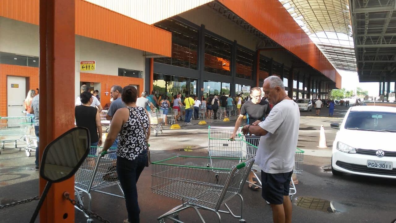 Por medo do Coronavírus, supermercado de João Pessoa amanhece lotado por consumidores que desejam fazer estoque de comida