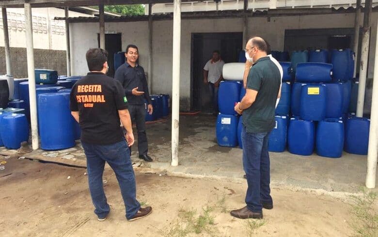Operação conjunta interdita duas fábricas irregulares de álcool na Grande João Pessoa e proprietário é preso