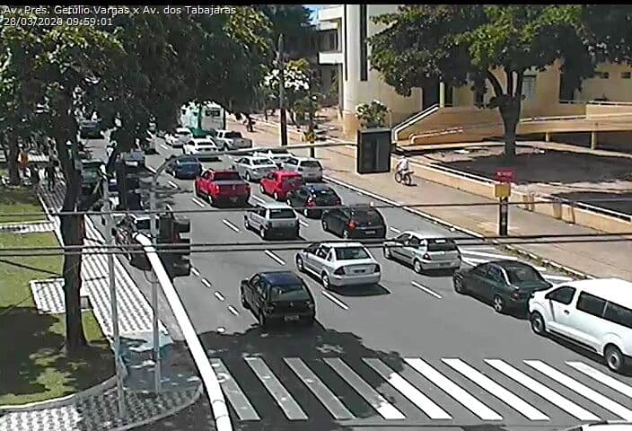 Empresários de João Pessoa fazem carreata por abertura do comércio em meio a quarentena contra o coronavírus