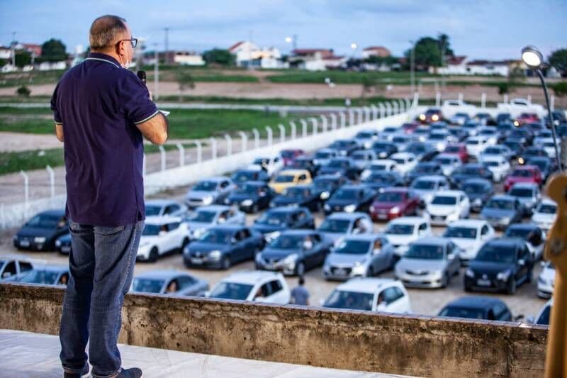 Para driblar isolamento social, igreja de Campina Grande promove culto nos carros e reúne quase 300 veículos