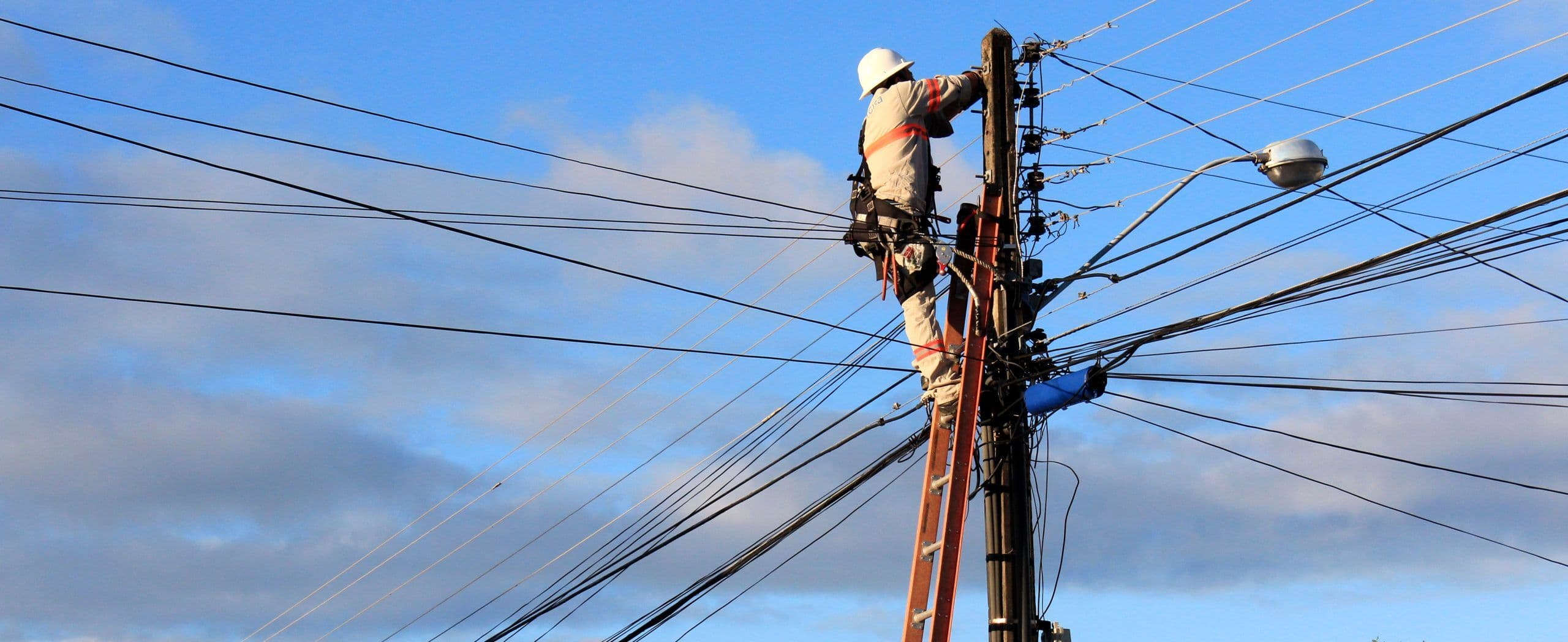 Em vídeo: Usuário indignado flagra funcionários da Energisa imprimindo várias contas de energia na PB