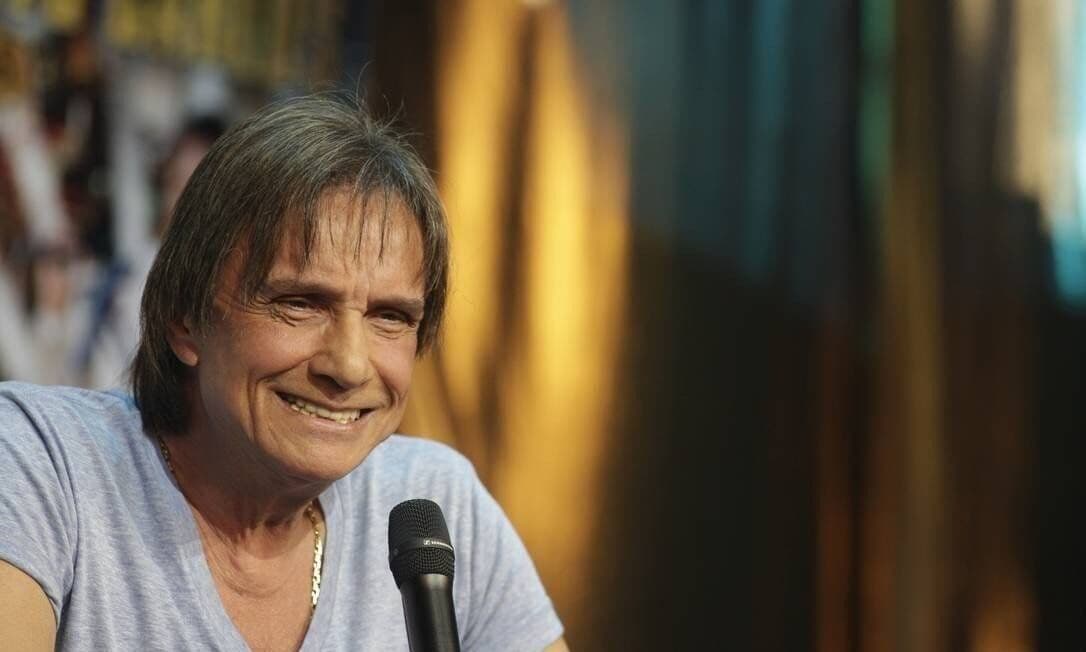 Roberto Carlos fará live neste fim de semana, diz colunista