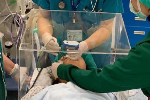 Covid-19: cubo de acrílico que evita contágio é testado em hospitais