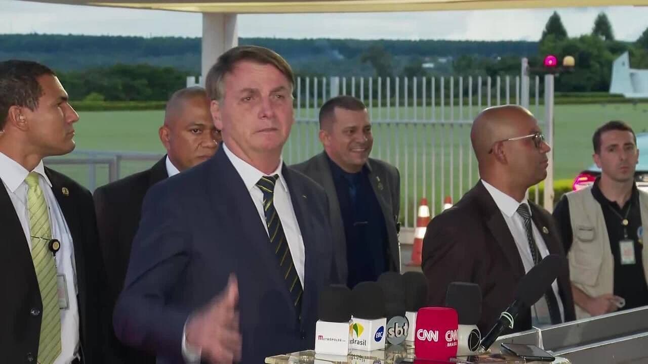 'Não sou coveiro, tá?', diz Bolsonaro ao responder sobre mortos por coronavírus