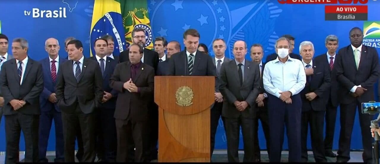 Bolsonaro critica Moro e diz que quando precisar pedir autorização para demitir alguém, deixa de ser presidente