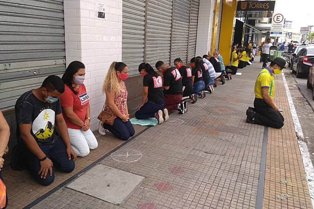 Ministério Público do Trabalho na Paraíba investiga protesto em Campina Grande que teve funcionários ajoelhados pela volta do comércio