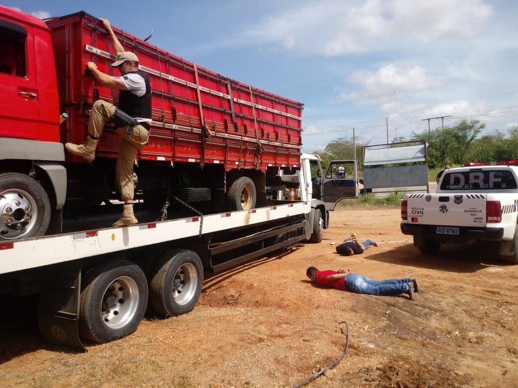 Polícia prende três suspeitos e apreende meia tonelada de maconha em caminhão de melões em Campina Grande