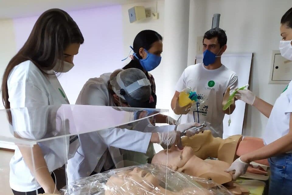 CRM-PB capacita mais de 100 médicos que atuam na linha de frente contra a Covid-19