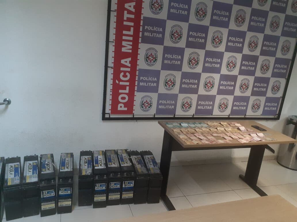 Polícia intercepta carro e recupera dez baterias roubadas de empresa de telefonia na Paraíba