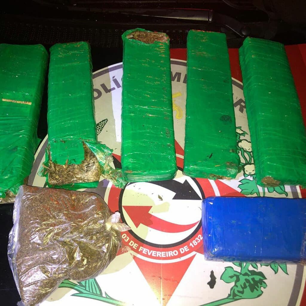 Polícia desarticula esquema de tráfico que usava carro estacionado para armazenar drogas em João Pessoa