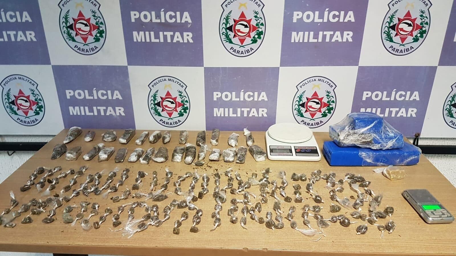 Polícia prende suspeito e apreende drogas escondidas atrás de porta, em João Pessoa