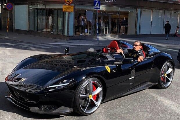 Ibrahimovic é multado por andar sem capacete em Ferrari Monza de R$ 9 milhões