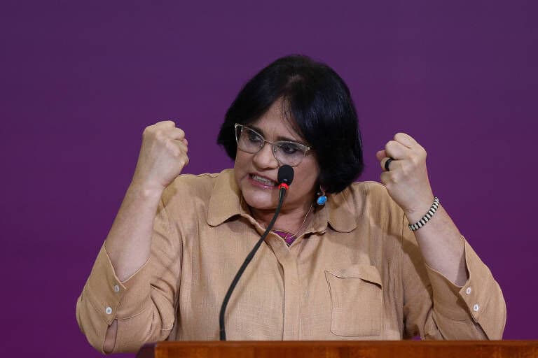 Damares sobre uso de cloroquina: “Vocês querem que um anjo desça do céu para dizer que o remédio dá certo?”