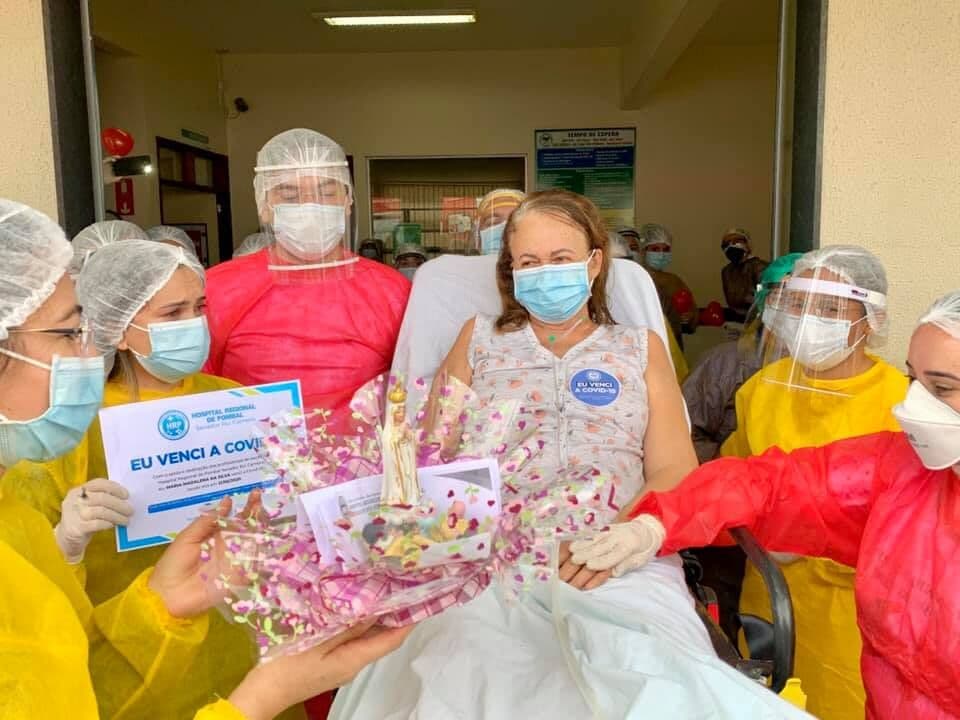 Emocionada, primeira curada da Covid-19 no Hospital Regional de Pombal deixa unidade sob aplausos de profissionais de Saúde