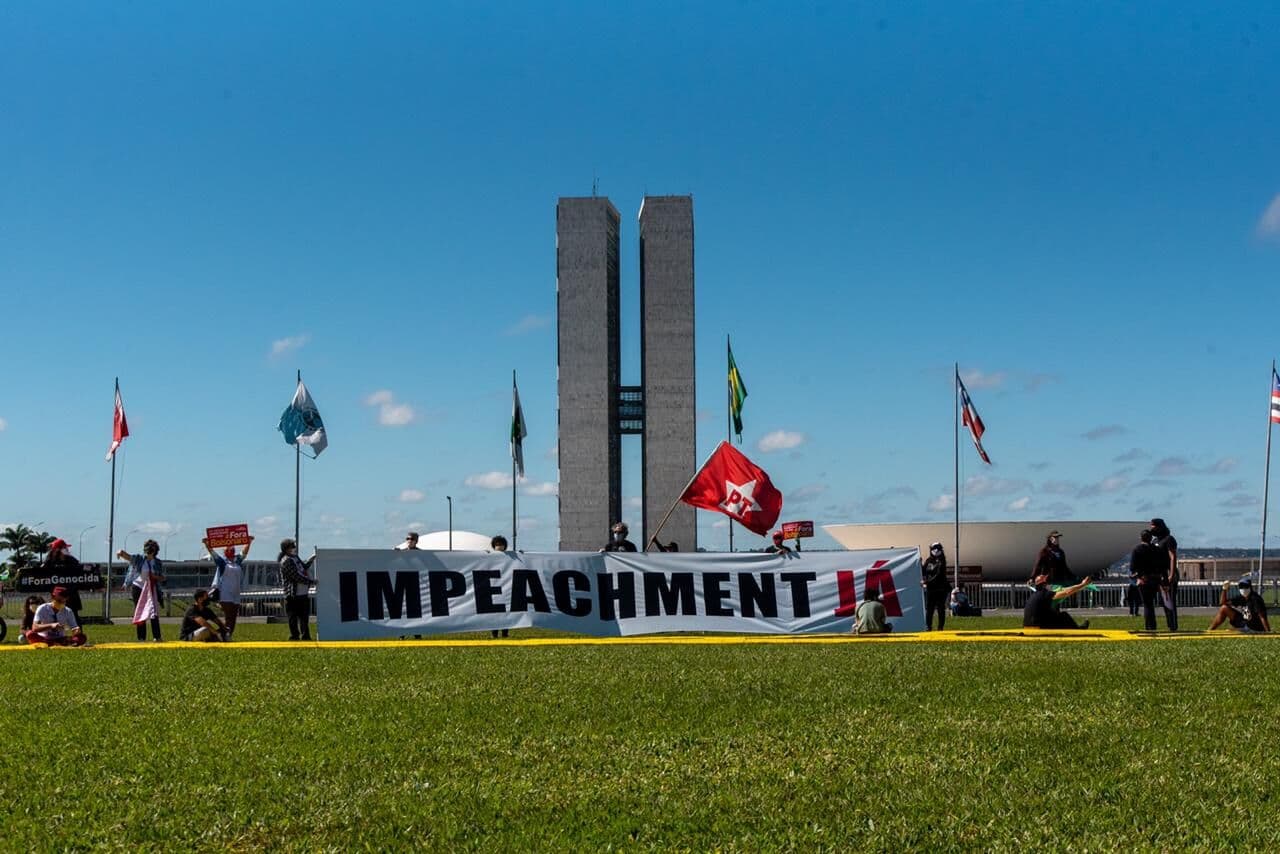 Oposição e 400 entidades protocolam pedido de impeachment contra Bolsonaro