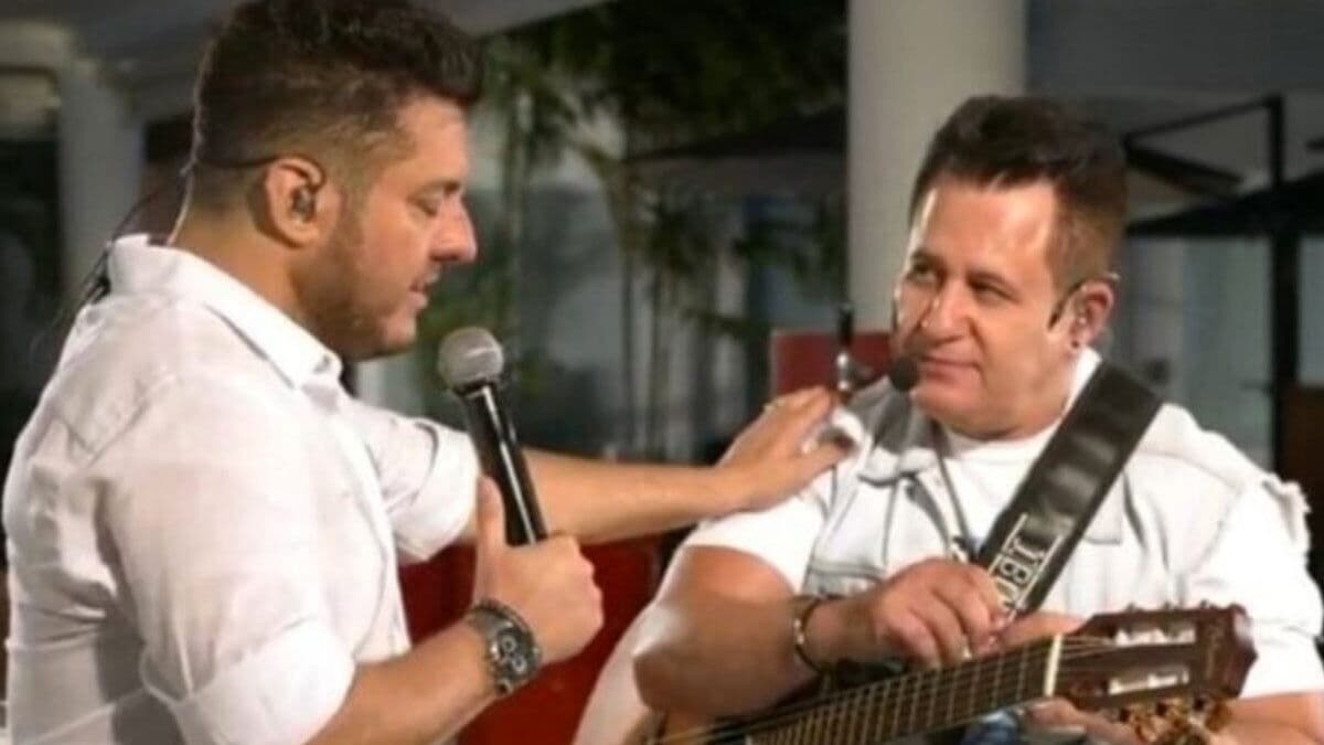 Depois de Gusttavo Lima, Bruno e Marrone levam advertência do Conar por live