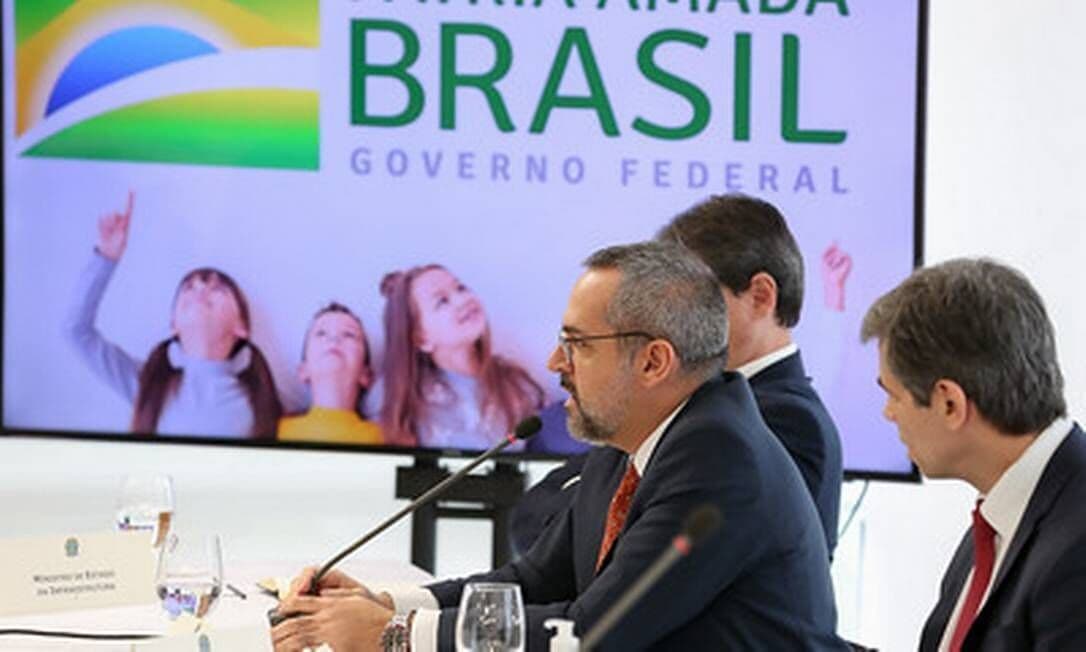 'Por mim colocava esses vagabundos todos na cadeia, começando no STF', diz Weintraub em vídeo