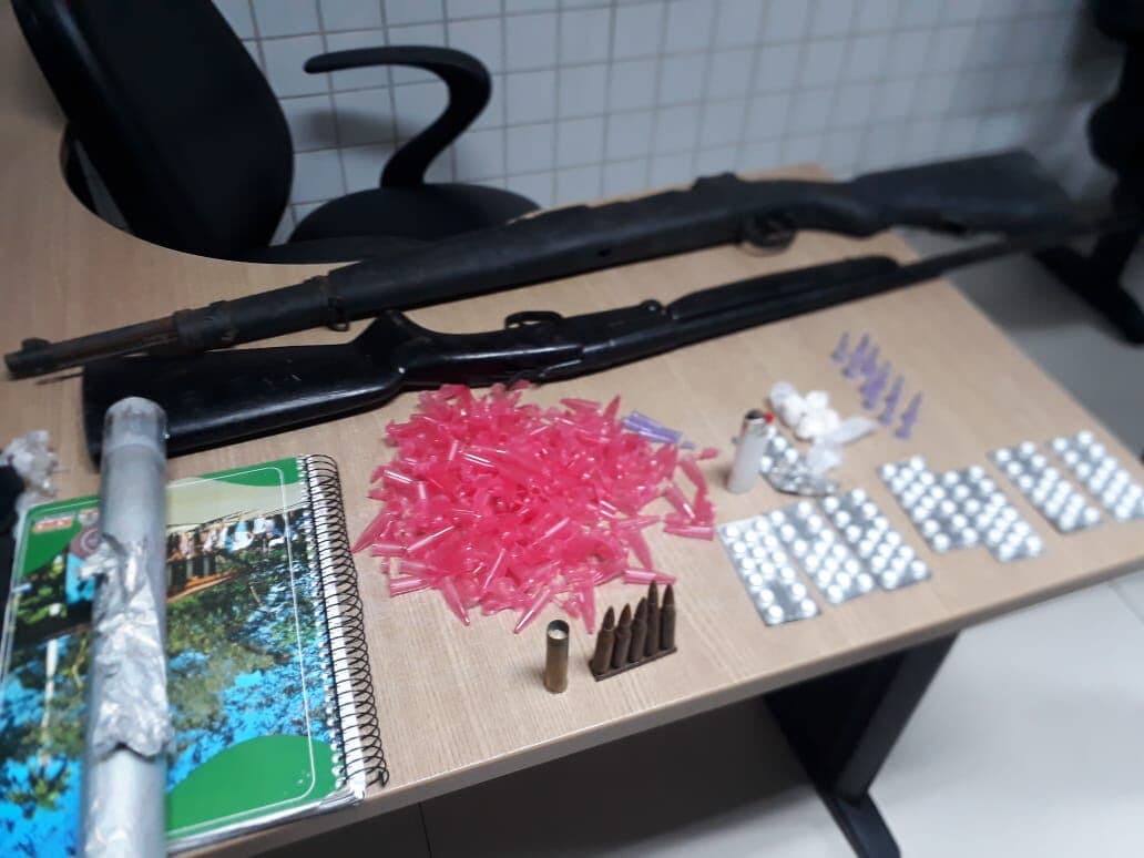 Polícia prende suspeito com drogas e apreende duas armas de fogo na Capital
