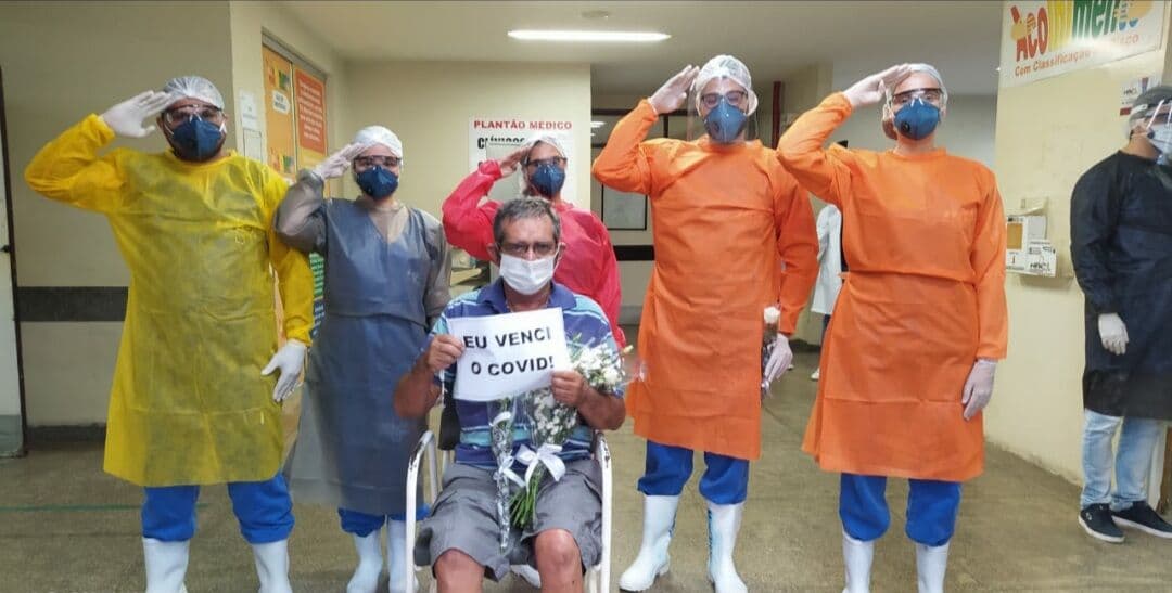 Policial militar recebe alta após passar 40 dias internado em tratamento da Covid-19