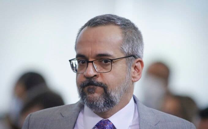 Bolsonaro recorre ao STF para evitar depoimento e prisão de Weintraub no inquérito das fake news