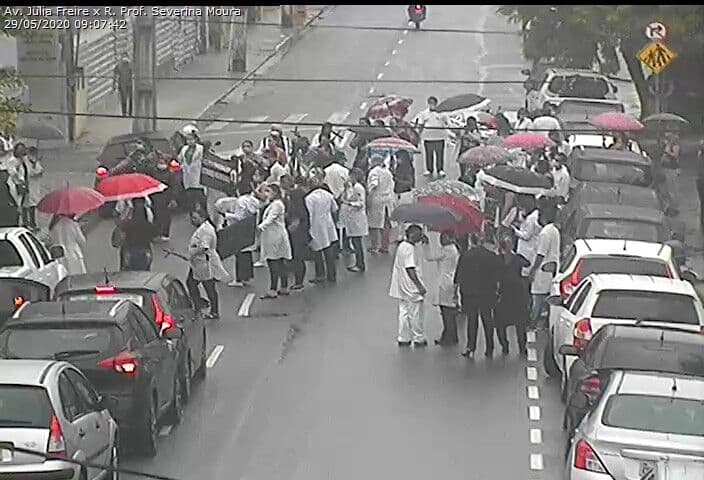 Profissionais de saúde que atuam na linha de frente do combate à covid-19 protestam em João Pessoa