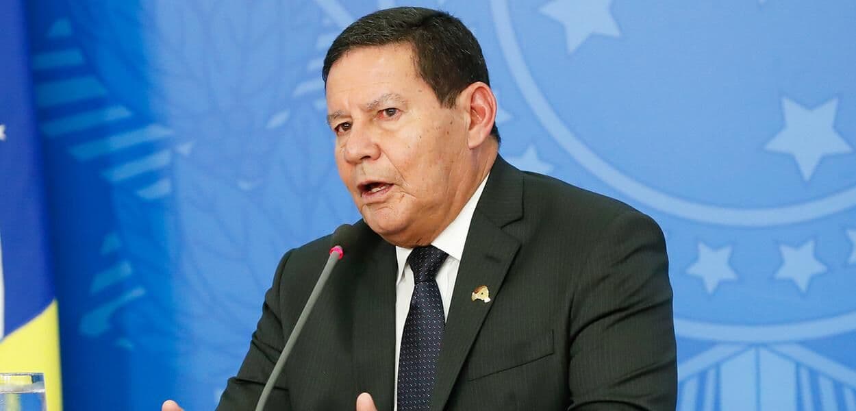 Mourão vê 'baderneiros' em atos e critica comparação com nazismo e ditadura