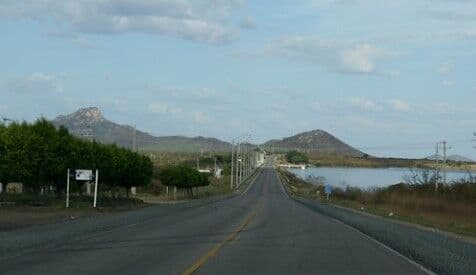 Colisão envolvendo moto e carro deixa duas pessoas mortas em rodovia da Paraíba