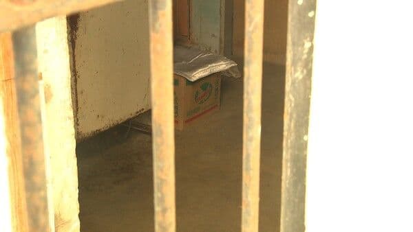 Bebê é encontrado morto dentro de caixa e mãe é suspeita de ter praticado infanticídio após ter parto dentro de banheiro na Paraíba